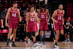 暖心！威廉二世通过出售袜子，邀请超350名孤独青少年现场观赛（暖心之举：威廉二世卖袜筹资邀350多名孤独青少年现场观赛）