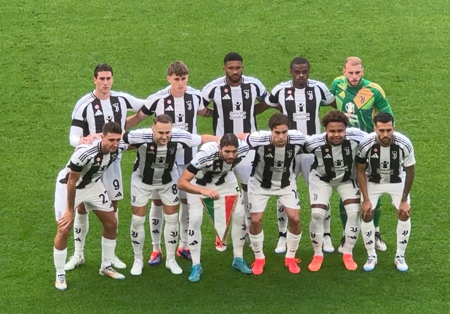 加泰电台：拉波尔塔想请前球员回诺坎普拍照，梅西不太可能去（加泰电台：拉波尔塔拟邀昔日球员回诺坎普合影，梅西出席可能性不大）