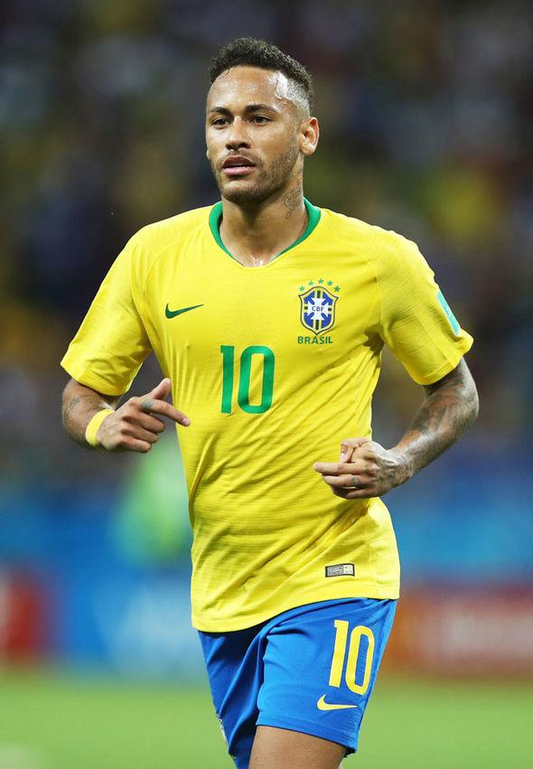 足球国足球迷自发制作横幅，为球队打气（国足球迷自发制作横幅为球队加油）