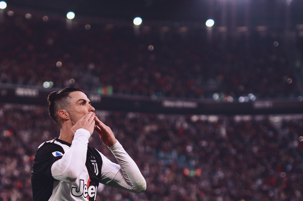 悲喜夜：拜仁造5-0惨案，阿森纳18场不败终结，保级队绝平利物浦（冰火之夜：拜仁5-0横扫，阿森纳18场不败告终，保级队绝平利物浦）