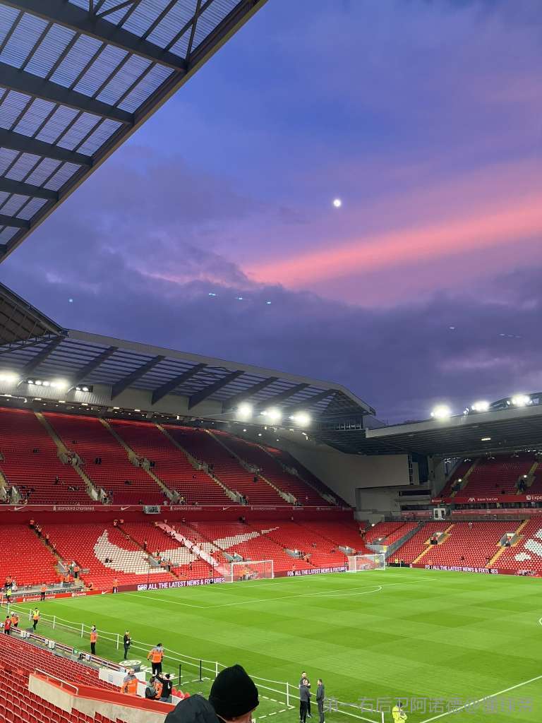 米兰跟队：米兰双雄探讨出售圣西罗冠名权，每年2000-3000万欧（随队消息：AC米兰与国米商议出售圣西罗冠名权，年收2000-3000万欧元）